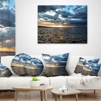 Designart prekrasan morski pejzaž pod oblačnim nebom - Moderan jastuk za bacanje obale mora - 18x18